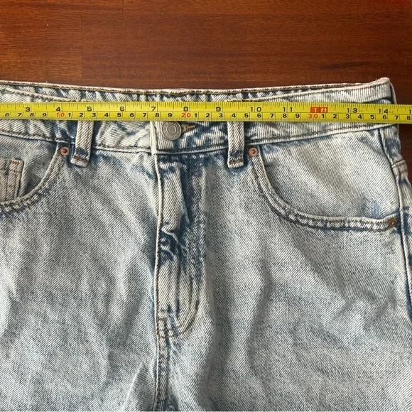 Pac Sun light wash 2.5” denim Mom short Jean shorts - Picture 4 of 7
